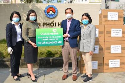 Vietcombank tặng 5.000 khẩu trang cho Bệnh viện Phổi Hải Dương