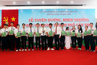 Vietcombank Cần Thơ đồng hành, tuyên dương học sinh giỏi