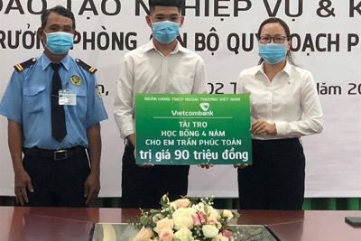 Vietcombank Long An trao học bổng cho sinh viên có hoàn cảnh khó khăn