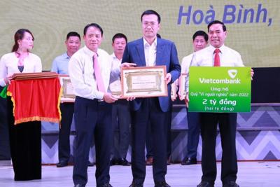 Vietcombank ủng hộ 2 tỷ đồng cho Quỹ “Vì người nghèo” tỉnh Hòa Bình