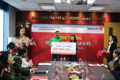 Tài xế grab trúng jackpot 57 tỷ dành 1,5 tỷ làm từ thiện