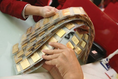 Giá vàng SJC giảm sâu, giá bán xuống sát ngưỡng 43 triệu đồng