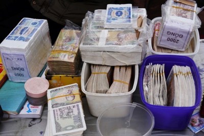 Tiền cũ nộp về ngân hàng phải được phun thuốc khử khuẩn phòng dịch