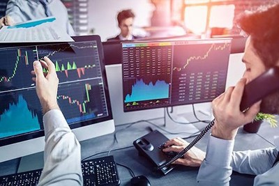 Phiên sáng 11/4: Nhà đầu tư ôm tiền đứng nhìn