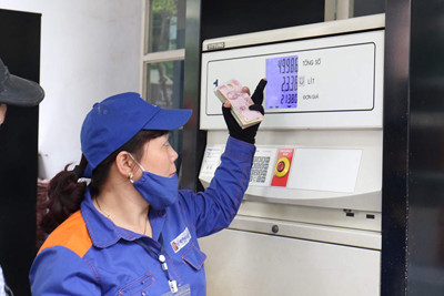 Từ 15 giờ ngày 13/4: Giá xăng về dưới 12.000 đồng/lít