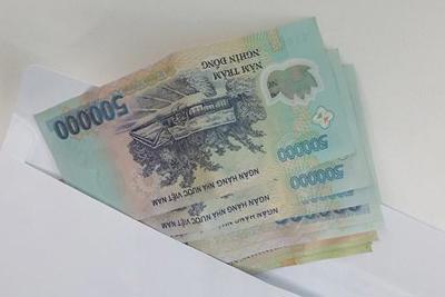 Sắp hết thời công chức đi họp được nhận phong bì?