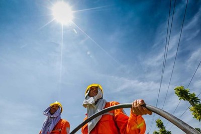 Trời nắng nóng 40°C, chuyên gia cảnh báo hạn chế ra đường, phòng sốc nhiệt
