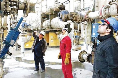 Mỹ siết chặt cấm vận Iran, giá dầu tăng vọt