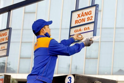 Giá xăng tăng nhẹ, giá dầu tiếp tục giảm