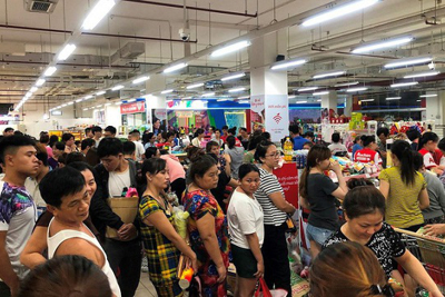 Người dân đổ xô gom hàng siêu thị Auchan "tháo khoán"