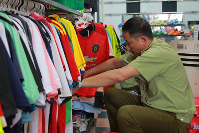 Hà Nội: Thu giữ lượng lớn sản phẩm 'nhái' nhãn hiệu ADIDAS