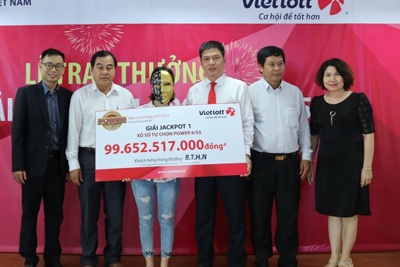 Gia đình 16 người đến Vietlott lĩnh 99 tỷ đồng 