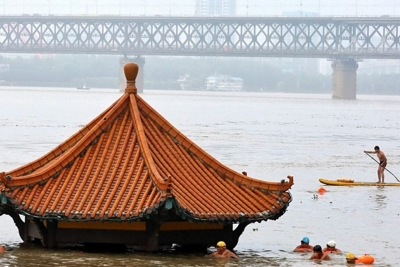 Hết Covid-19 lại đến lũ lụt, đà hồi phục của kinh tế Trung Quốc nhanh chóng bị đè bẹp