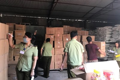 Bắt giữ lượng lớn bánh kẹo, đồ chơi nhập lậu đang "tuồn" vào Hà Nội