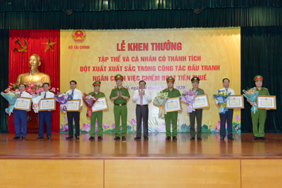 Bộ trưởng Đinh Tiến Dũng khen thưởng tập thể, cá nhân có thành tích xuất sắc trong công tác đấu tranh, ngăn chặn việc chiếm đoạt tiền thuế