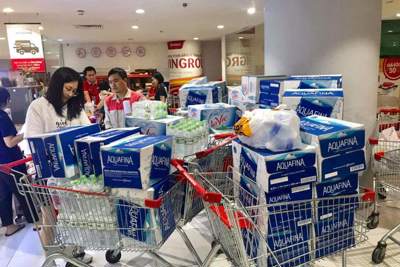 Dân Hà Nội đổ xô mua nước đóng chai, quầy nước nhiều siêu thị “thất thủ”