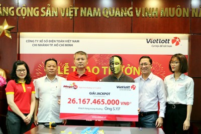 Khách hàng Vietlott tặng nhân viên bán hàng Vinmart+ 30 triệu đồng