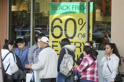 Người tiêu dùng Mỹ "dốc hầu bao" săn hàng giá hời dịp Black Friday