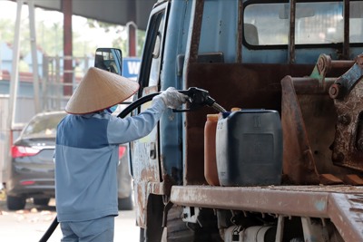 Đề xuất tiếp tục giảm nhiều sắc thuế, ứng phó với kịch bản giá dầu tăng cao