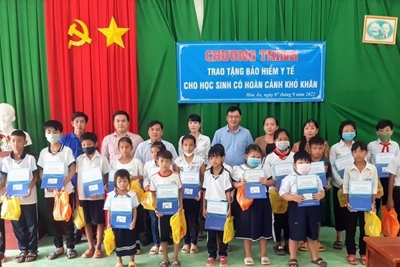 Tặng thẻ bảo hiểm y tế cho học sinh sinh viên khó khăn