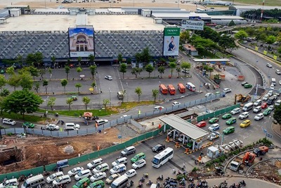 Ôtô vào sân bay được miễn phí trong 10 phút