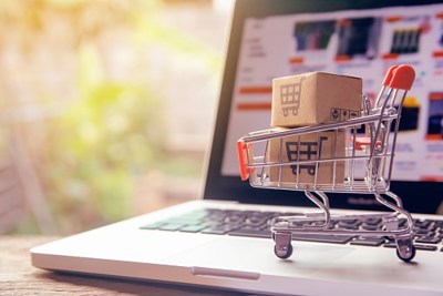 Những tiện ích và rủi ro từ mua sắm trực tuyến trong bối cảnh dịch bệnh COVID-19 ở nước ta hiện nay