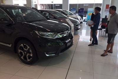 Ô tô đua nhau giảm giá dịp lễ