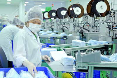 Doanh nghiệp y tế, dược phẩm "lãi đậm" nhờ sản xuất mặt hàng chống dịch Covid-19