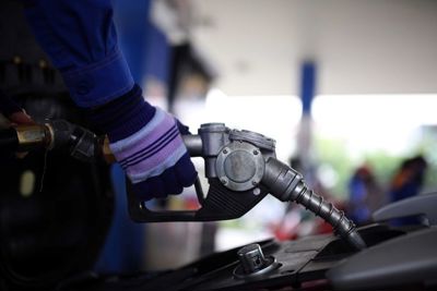 Nhiều quốc gia nới lỏng lệnh phong tỏa, giá dầu tăng 3%