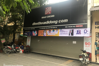 Cận cảnh Bộ Công an khám xét cửa hàng điện thoại Nhật Cường