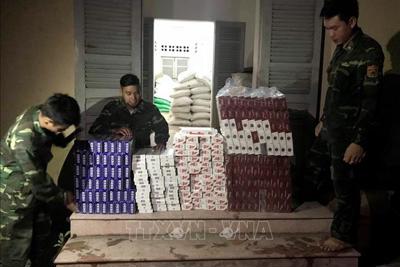 Mật phục thu giữ gần 2.500 gói thuốc lá điếu ngoại nhập lậu qua biên giới