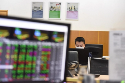 Thu nhập từ chứng khoán của ngân hàng tăng 226%