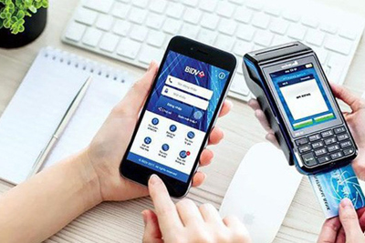Người Việt vẫn "mê" tiền mặt