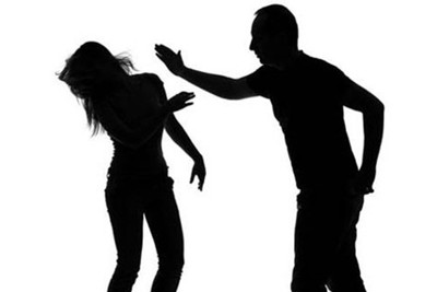 Vì sao nhiều ông chồng dọa dùng bạo lực khi vợ muốn ly hôn?