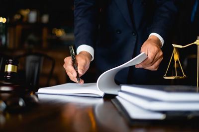 Điều khoản hợp đồng bảo hiểm không rõ ràng, phải ưu tiên bên yếu thế