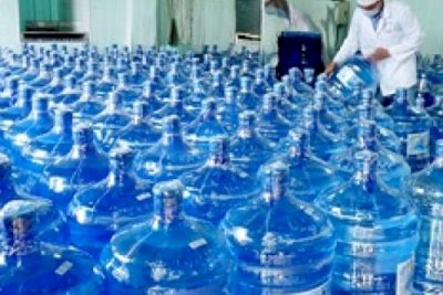 Mua nước uống đóng bình: Cẩn thận “tiền mất, tật mang”