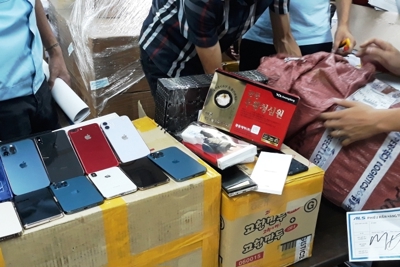 Lực lượng Hải quan phát hiện hơn 100 điện thoại và linh kiện nhập lậu 