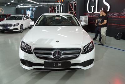 Hãng mẹ Mercedes rao bán nhà máy
