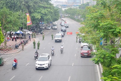 Hà Nội điều chỉnh việc kiểm tra giấy đi đường