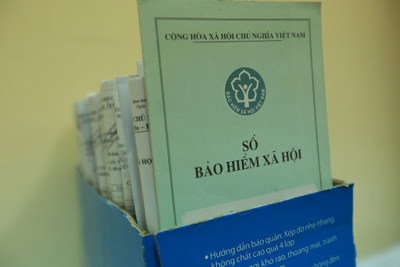 Bàn giao 13,3 triệu sổ BHXH cho người lao động 