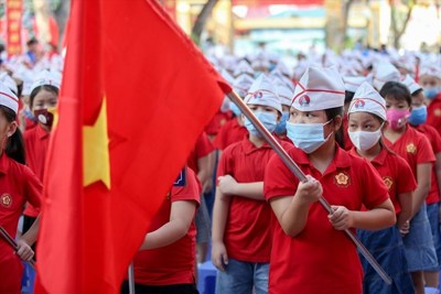 Hà Nội chi 900 tỷ đồng hỗ trợ giảm 50% học phí năm học mới