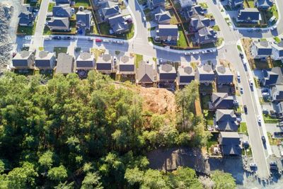 Giới đầu cơ nhà ở Canada "chùn tay" với thuế "nhà không ở"