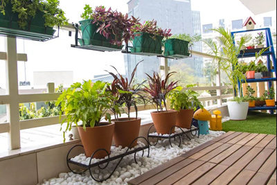 Hô biến ban công nhỏ hẹp thành nơi nghỉ ngơi đẹp mỹ mãn