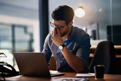 5 cách giảm mỏi mắt khi đối diện ánh sáng xanh máy tính liên tục