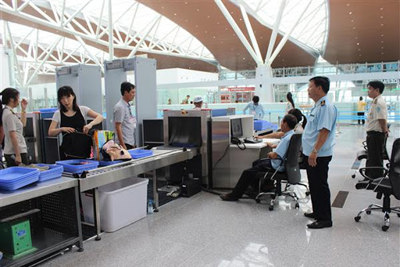 Chế tài mạnh xử lý hàng xách tay thao túng thị trường