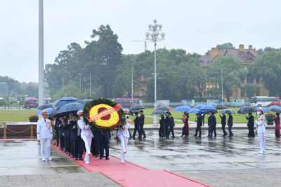 Đại biểu dự Kỳ họp thứ 4, Quốc hội khóa XV vào lăng viếng Chủ tịch Hồ Chí Minh