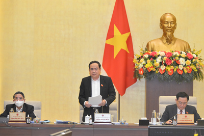 Thông qua Nghị quyết gia hạn thời gian lưu giữ hàng hóa tại cửa hàng miễn thuế, hàng hóa gửi kho ngoại quan