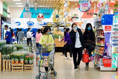 Lo dịch bùng phát, người dân sắm Tết sớm
