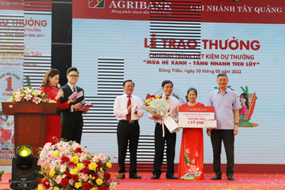 Agribank trao sổ tiết kiệm 1 tỷ đồng cho khách hàng trúng giải Đặc biệt Chương trình “Mùa hè Xanh – tăng nhanh tích lũy”