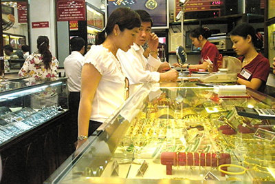 Vàng trong nước tiếp đà giảm giá